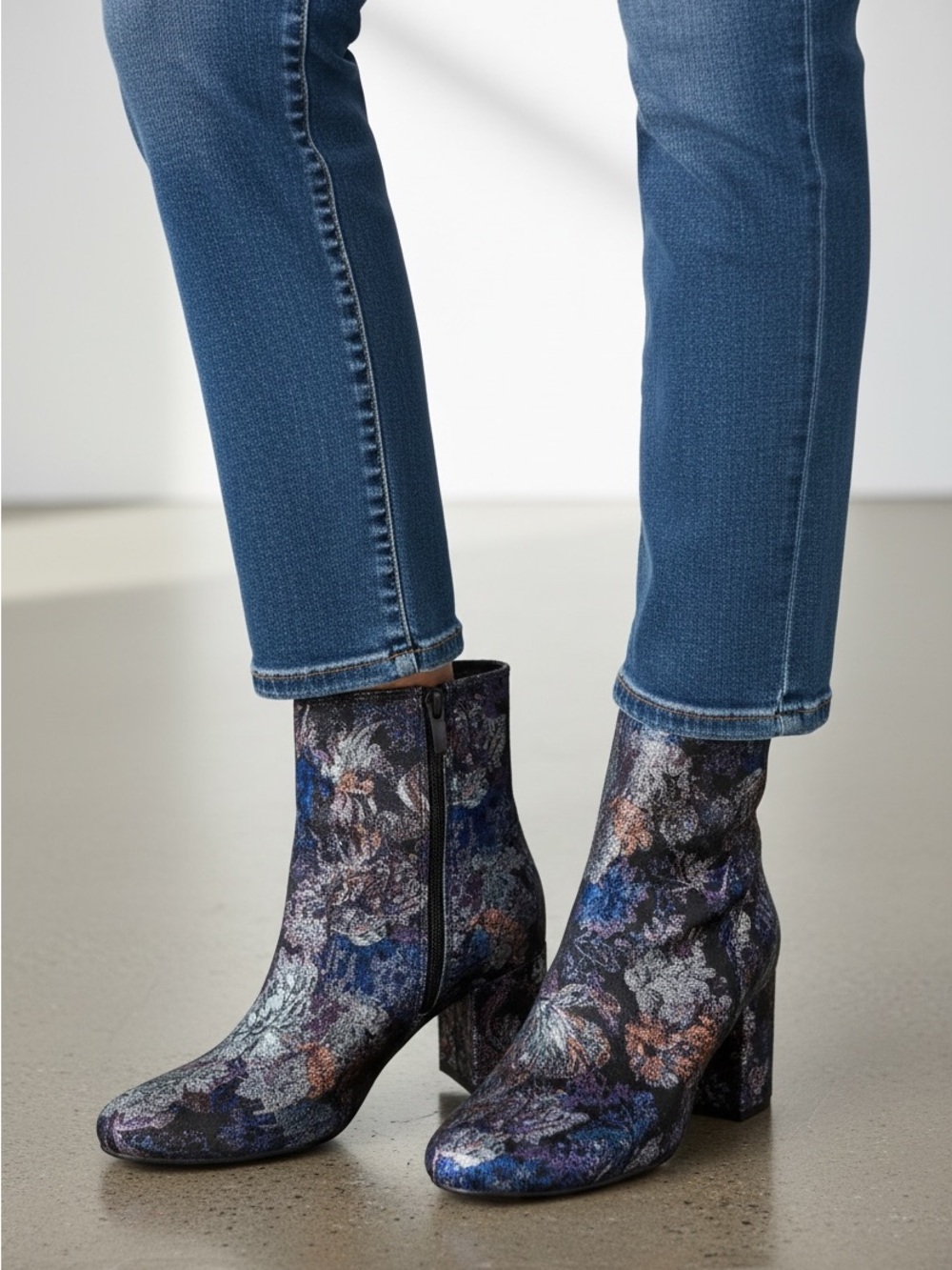 Zigi Soho Nydia Floral Ankle Boots Side Zip Women's Size 9 Block Heel 2.5”